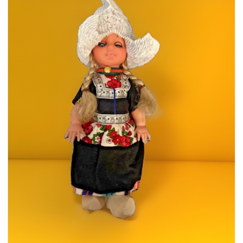 Vintage Dutch Souvenir Folk Costume Doll Sleeping Eyes Wooden Clogs Mold 69 11in